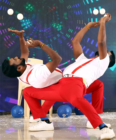 ashok-anand-twin-jugglers-india-asia