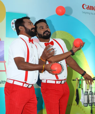 ashok-anand-twin-jugglers-india-asia
